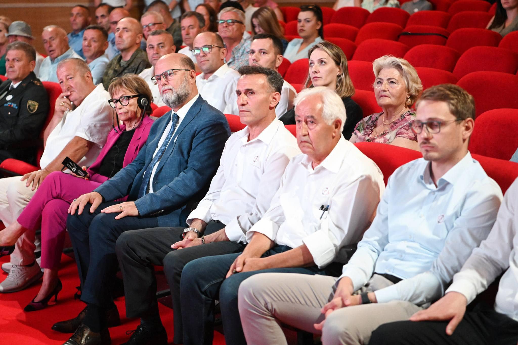 Kryetari Hetemi mori pjesë në seancën solemne të 25-vjetorit të Çlirimit në Komunën e Podujevës
